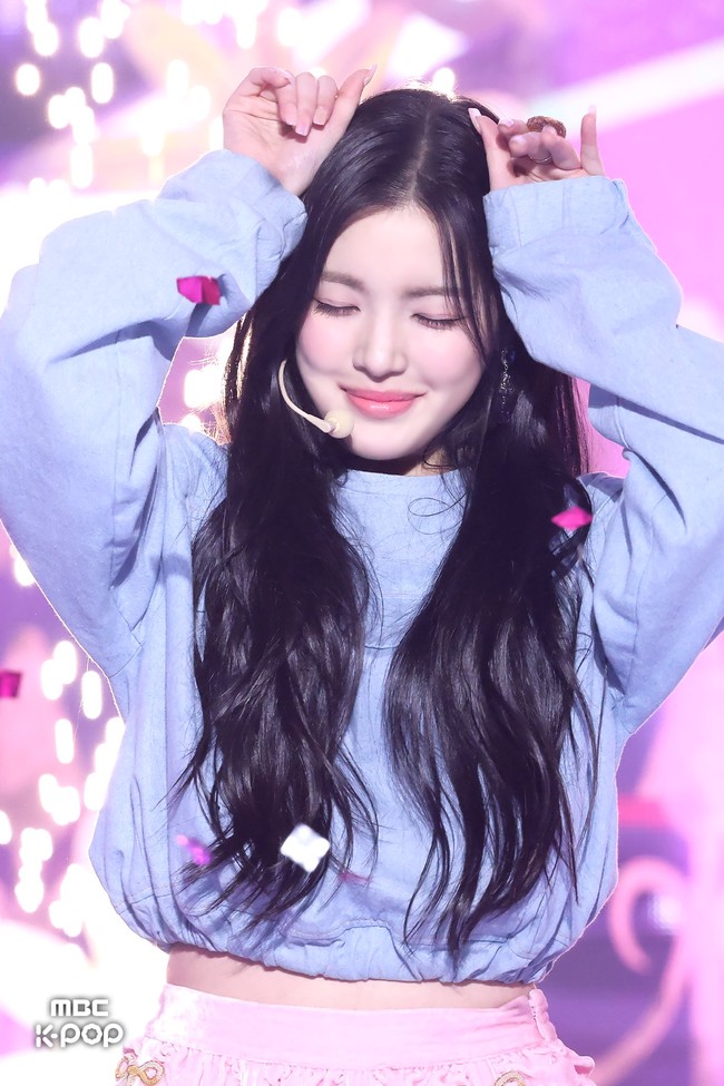 “Dia memang memiliki vibes Song Hyekyoᄏᄏᄏ Dia memiliki campuran wajah Song Hye Kyo, Irene dan Hyoyeon,” “Aku melihat kemiripan mereka di dagunya,” “Dia agak terlihat seperti Song Hye Kyo muda di era drama Korea Soonpoong Clinic,” komentar sejumlah netizen di forum komunitas Korea. Foto: Instagram