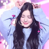 “Dia memang memiliki vibes Song Hyekyoᄏᄏᄏ Dia memiliki campuran wajah Song Hye Kyo, Irene dan Hyoyeon,” “Aku melihat kemiripan mereka di dagunya,” “Dia agak terlihat seperti Song Hye Kyo muda di era drama Korea Soonpoong Clinic,” komentar sejumlah netizen di forum komunitas Korea. Foto: Instagram