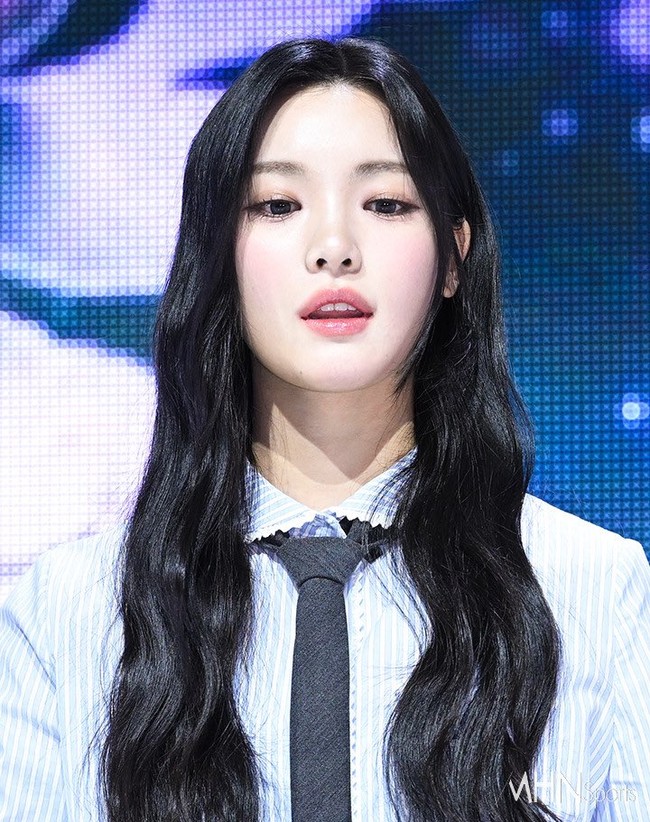 Personel grup KPop Hearts2Hearts, Yuha, viral menyita perhatian netizen Korea. Tak sedikit yang melihat kemiripannya dengan aktris Song Hye Kyo dan seniornya di SM Entertainment, Irene Red Velvet. Foto: Instagram