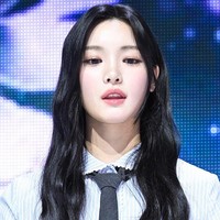 Personel grup KPop Hearts2Hearts, Yuha, viral menyita perhatian netizen Korea. Tak sedikit yang melihat kemiripannya dengan aktris Song Hye Kyo dan seniornya di SM Entertainment, Irene Red Velvet. Foto: Instagram