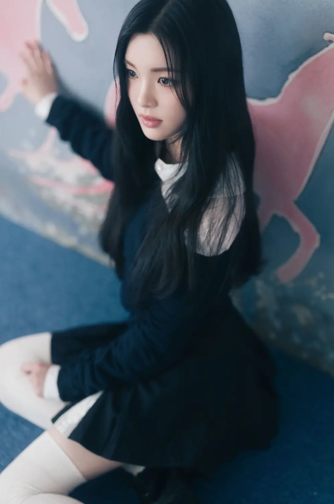 Gadis berusia 17 tahun ini dianggap memiliki perpaduan wajah Song Hye Kyo, Irene Red Velvet, hingga Hyoyeon SNSD. Ada pula yang melihat kemiripan Yuha Hearts2Hearts dengan Kahi eks After School, Son Naeun eks Apink, dan aktris Lee Da Hee. Foto: Instagram