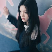 Gadis berusia 17 tahun ini dianggap memiliki perpaduan wajah Song Hye Kyo, Irene Red Velvet, hingga Hyoyeon SNSD. Ada pula yang melihat kemiripan Yuha Hearts2Hearts dengan Kahi eks After School, Son Naeun eks Apink, dan aktris Lee Da Hee. Foto: Instagram