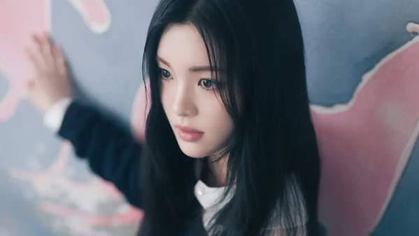 7 Foto Yuha Hearts2Hearts Viral Mirip Song Hye Kyo & Irene Red Velvet