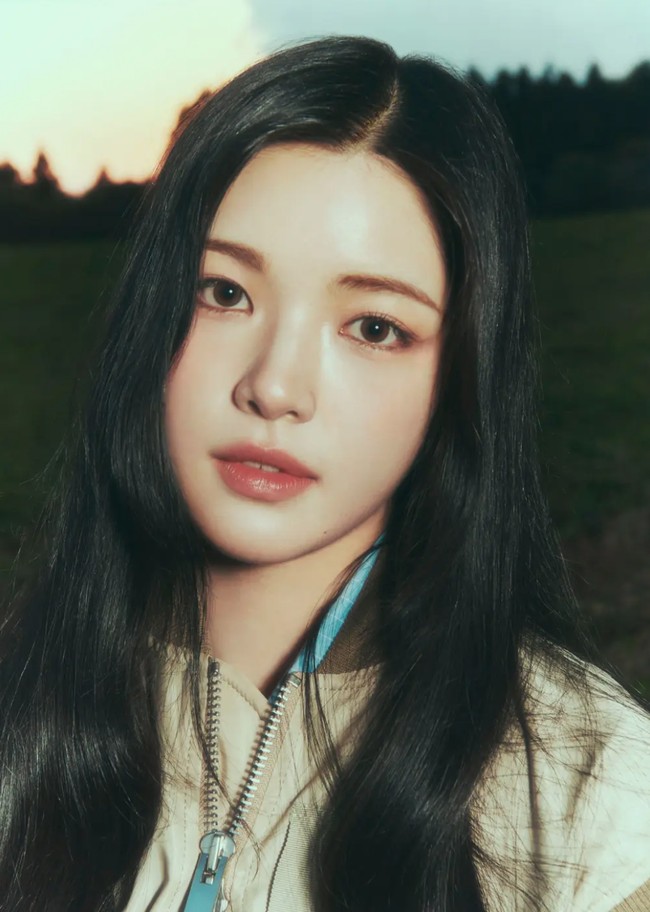 Yuha Hearts2Hearts terlahir kembar dengan nama Yoo Ha Ram di Wonju, Gangwon-do pada 12 April 2007. Karena selisih waktu lahir dua menit, Yuha menjadi kakak bagi kembaran dan adik perempuannya. Dia dicasting oleh SM Entertainment di depan sekolahnya dan menjalani masa trainee selama tujuh tahun. Foto: Instagram