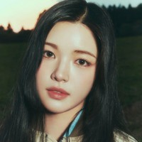 Yuha Hearts2Hearts terlahir kembar dengan nama Yoo Ha Ram di Wonju, Gangwon-do pada 12 April 2007. Karena selisih waktu lahir dua menit, Yuha menjadi kakak bagi kembaran dan adik perempuannya. Dia dicasting oleh SM Entertainment di depan sekolahnya dan menjalani masa trainee selama tujuh tahun. Foto: Instagram