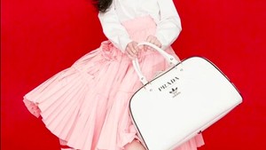 Zheng Shuang memang aktif menjadi brand ambassador beberapa brand ternama. Dok. Weibo