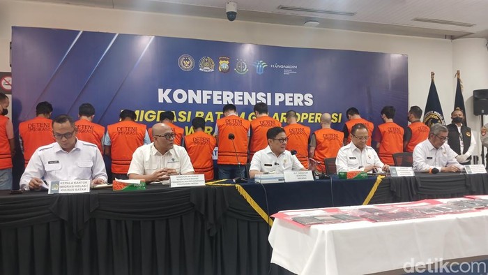 13 WNA diamankan di Kepri terkait investasi fiktif dan perusahaan PMA bermasalah.  (Alamudin Hamapu/detikSumut)