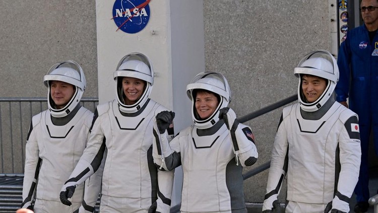 NASAs  SpaceX Crew-10 Cosmonaut  Mission Specialist Kirill Peskov of Roscosmos of Russia,  Pilot Nichole Ayers and Commander Anne McClain of U.S. and Mission Specialist Takuya Onishi of Japans JAXA,  walk from the Operations & Checkout Building at the Kennedy Space Center for transport to Launch Complex 39-A ahead of their launch to the International Space Station in Cape Canaveral, Florida, U.S., March 12, 2025. REUTERS/Steve Nesius