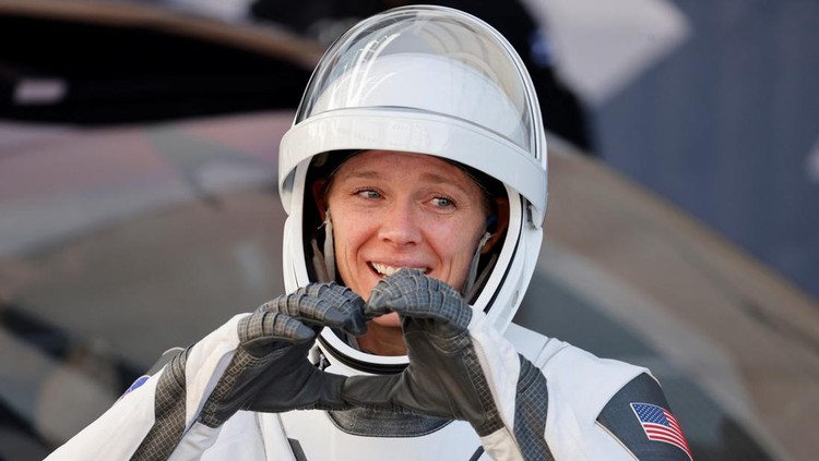 NASAs  SpaceX Crew-10 crew member, Pilot Nichole Ayers reacts as the crew walked from the Operations & Checkout Building at the Kennedy Space Center for transport to Launch Complex 39-A ahead of their launch to the International Space Station in Cape Canaveral, Florida, U.S., March 12, 2025. Reuters/Joe Skipper