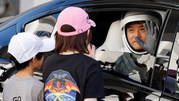 Spesialis Misi SpaceX Crew-10 NASA Takuya Onishi dari JAXA Jepang melambaikan tangan kepada keluarganya saat ia berangkat bersama anggota kru lainnya dari Gedung Operasi & Pemeriksaan di Kennedy Space Center menuju Kompleks Peluncuran 39-A menjelang peluncuran mereka ke Stasiun Luar Angkasa Internasional di Cape Canaveral, Florida, AS, Rabu (12/3/2025).  