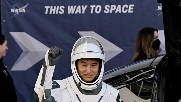 4 Astronot NASA Siap Meluncur ke ISS, Jemput Kru yang Terjebak NASAs SpaceX Crew-10 crew member, Pilot Nichole Ayers reacts as the crew walked from the Operations & Checkout Building at the Kennedy Space Center for transport to Launch Complex 39-A ahead of their launch to the International Space Station in Cape Canaveral, Florida, U.S., March 12, 2025. Reuters/Joe Skipper