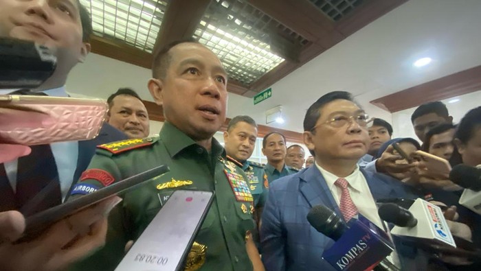 Panglima TNI Jenderal Agus Subiyanto di kompleks parlemen, Senayan, Jakarta, Kamis (13/3/2025).