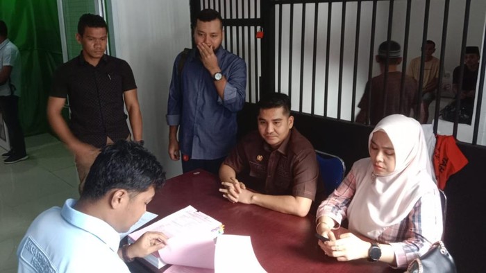 Aldiko Putra pakai baju kemeja cokelat saat akan ditahan. (Dok. Istimewa)