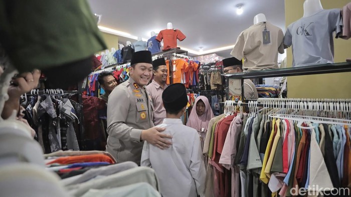 Anak yatim di Blitar girang diajak Kapolres belanja baju Lebaran