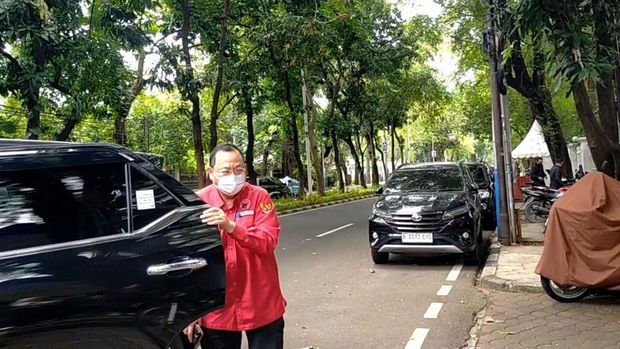 Anggota Komisi III DPR Fraksi PDIP merapat ke kediaman Ketum PDIP Megawati Soekarnoputri di Jalam Teuku Umar, Jakarta, Kamis (13/3/2025). Pertemuan berjalan tertutup.
