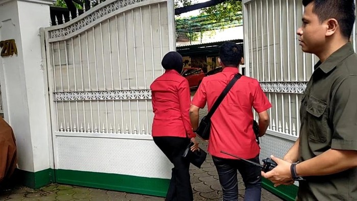 Anggota Komisi III DPR Fraksi PDIP merapat ke kediaman Ketum PDIP Megawati Soekarnoputri di Jalam Teuku Umar, Jakarta, Kamis (13/3/2025). Pertemuan berlangsung tertutup.