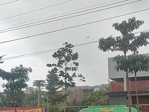 Angin Puting Beliung Terbangkan Atap Rumah di Tarogong Kaler Garut