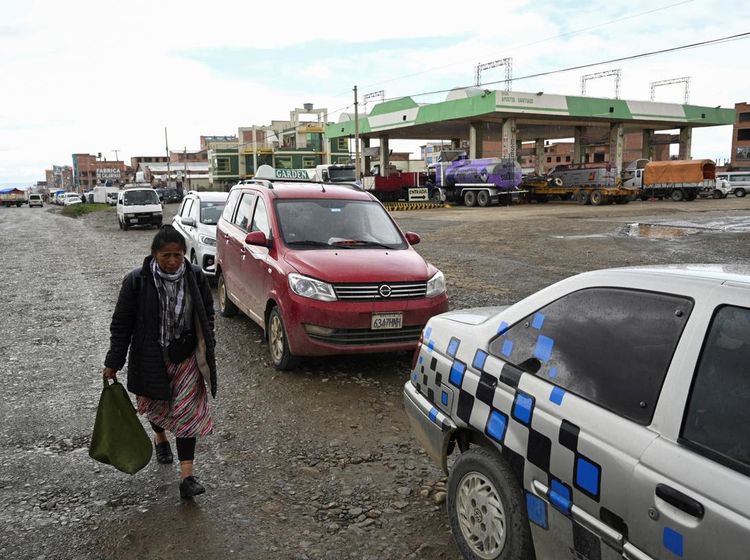 Antrean Panjang di SPBU Bolivia gegara Krisis Bahan Bakar