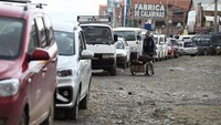 Kendaraan dan truk berbaris di blok-blok di Santa Cruz, pusat ekonomi Bolivia timur, pada hari Selasa (11/3) dan Rabu (12/3). Warga melaporkan menunggu beberapa jam untuk mendapatkan bensin.