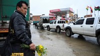 Antrean panjang kendaraan telah terbentuk di stasiun pengisian bahan bakar di seluruh Bolivia minggu ini karena warga berjuang untuk mendapatkan bahan bakar di tengah kekurangan bahan bakar yang parah.