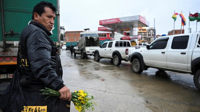 Antrean Panjang di SPBU Bolivia gegara Krisis Bahan Bakar A person walks near vehicles lining up to refuel due to the shortage of gasoline and diesel, in El Alto Bolivia March 12, 2025. REUTERS/Claudia Morales