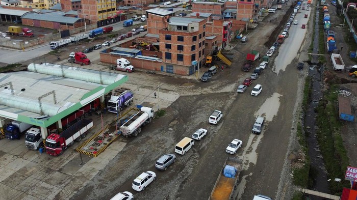 A person walks near vehicles lining up to refuel due to the shortage of gasoline and diesel, in El Alto Bolivia March 12, 2025. REUTERS/Claudia Morales