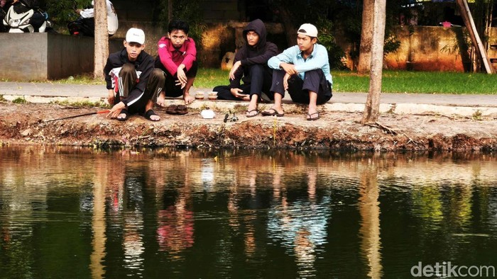 Taman Koja menjadi salah satu tempat ngabuburit di Jakarta Utara. Di taman itu warga bisa mancing dan berburu aneka kuliner untuk buka puasa.