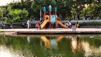 Warga juga bisa mengajak anaknya bermain di mini playground.  