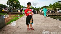 Mayoritas warga datang dengan mengajak anaknya.  