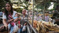 Selain menikmati taman, warga juga bisa berburu aneka kuliner untuk buka puasa.  