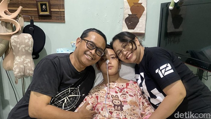 Azel mahasiswi UGM korban kecelakaan di Monjali, Sleman bersama kedua orang tuanya, Rabu (13/2/2025).
