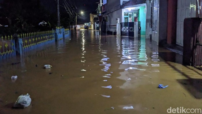 Banjir di Desa Cihanjuang, Kecamatan Cimanggung, Kabupaten Sumedang, Kamis (13/3/2025) malam.