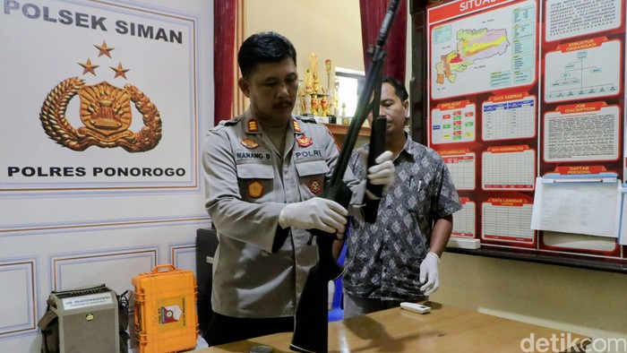 Barang bukti senapan yang digunakan pemilik kolam ikan untuk nembak bocah di Ponorogo.