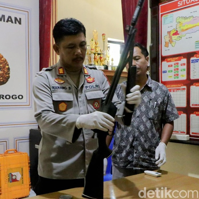 Barang bukti senapan yang digunakan pemilik kolam ikan untuk nembak bocah di Ponorogo.