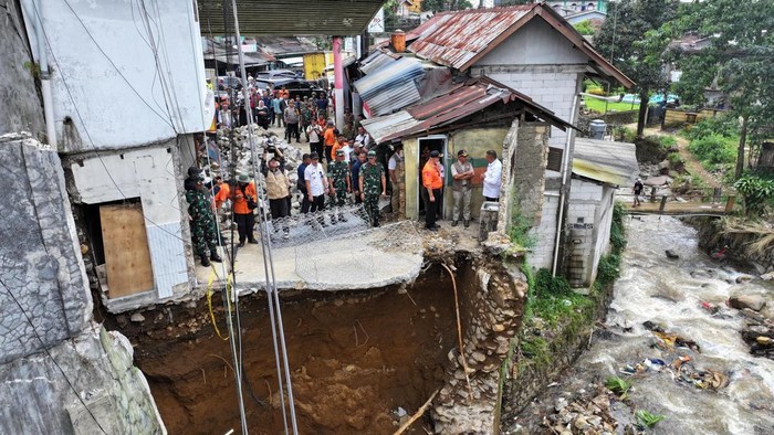 BNPB meninjau perakitan jembatan bailey di Puncak, Bogor.