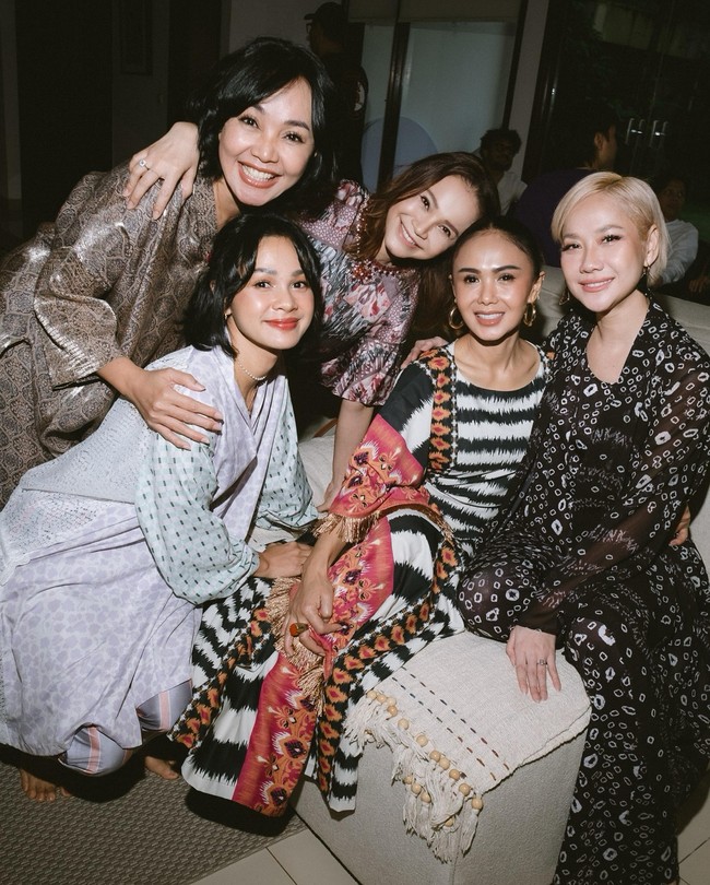 Dalam foto-foto yang dibagikan, mereka yang datang antara lain, Ariel, BCL, Rossa, Yuni Shara, Dewi Gita, Andien, Arman Maulana, Vidi Aldiano, Bernadya, Afgan, Tantri Kotak, Rayi Putra, Judika, Fadly Padi, David Bayu, Hedi Yunus, Titi DJ, dan lain-lain. Foto: Instagram