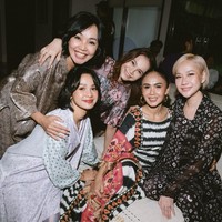 Dalam foto-foto yang dibagikan, mereka yang datang antara lain, Ariel, BCL, Rossa, Yuni Shara, Dewi Gita, Andien, Arman Maulana, Vidi Aldiano, Bernadya, Afgan, Tantri Kotak, Rayi Putra, Judika, Fadly Padi, David Bayu, Hedi Yunus, Titi DJ, dan lain-lain. Foto: Instagram