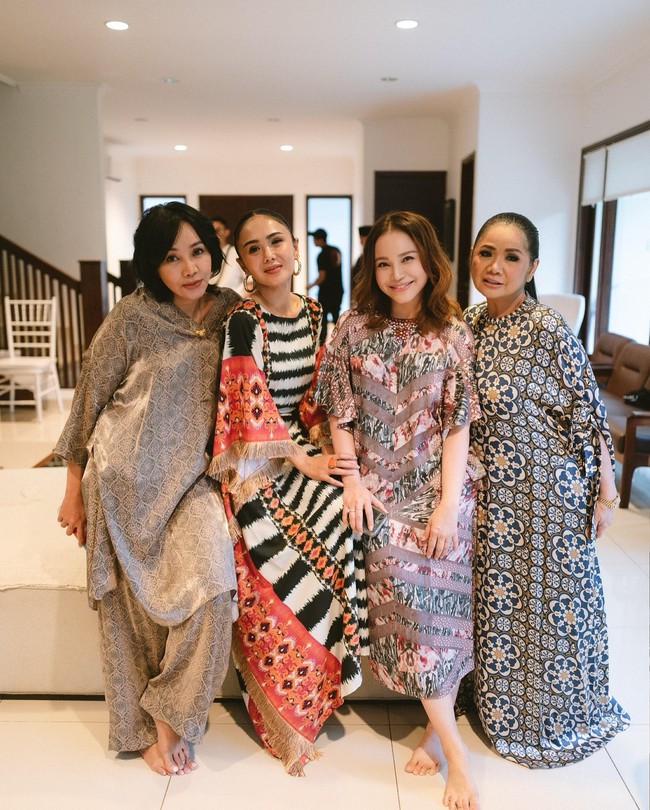 BCL, Yuni Shara, Andien, Dewi Gita, Rossa, Vina Panduwinata, dan Titi DJ terlihat cantik mengenakan baju bermotif print yang bikin penampilan segar dan suasana meriah. Foto: Instagram