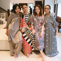 BCL, Yuni Shara, Andien, Dewi Gita, Rossa, Vina Panduwinata, dan Titi DJ terlihat cantik mengenakan baju bermotif print yang bikin penampilan segar dan suasana meriah. Foto: Instagram
