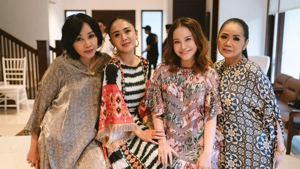 Gaya Penyanyi Bukber di Rumah Ariel, Rossa Hingga BCL Kompak Pakai Baju Print