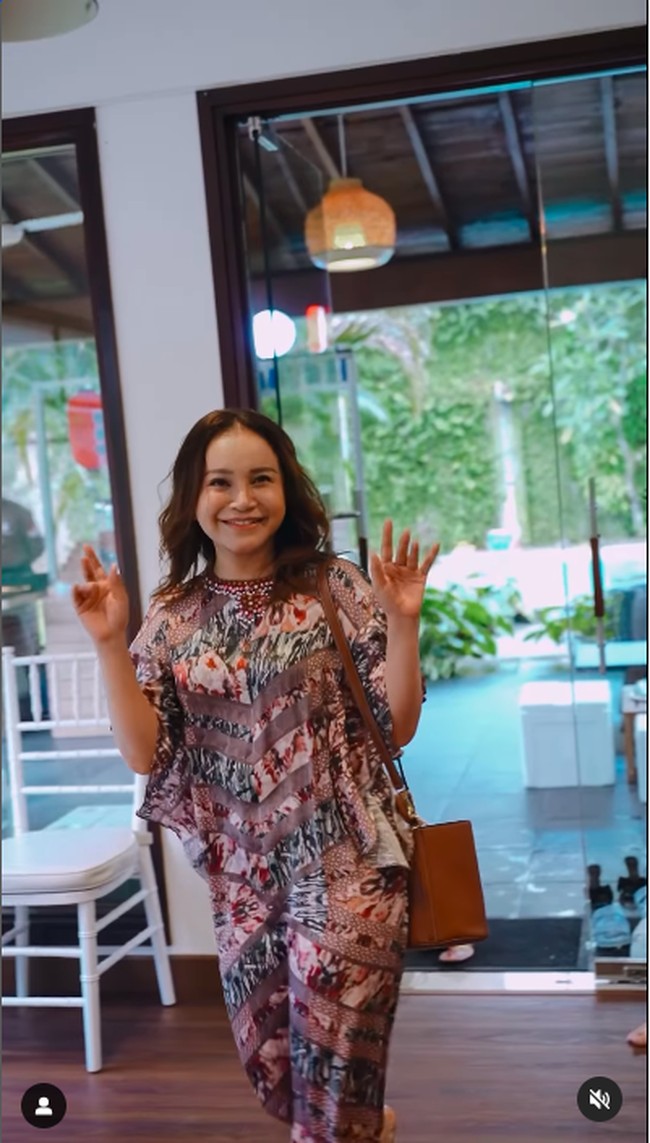 Menurut Rossa, Ariel bersedia menjadi tuan rumah tapi semua yang datang ikut berpartisipasi bawa makanan. “Konsepnya botram, bawa makanan buat dimakan ramai-ramai pas buka. Udah lama banget gak kumpul begini,” Foto: Instagram