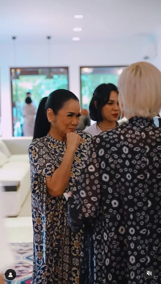 Dalam acara bukber kali ini, beberapa penyanyi wanita terlihat kompak mengenakan kaftan dan setelan muslimah dengan full print. Foto: Instagram