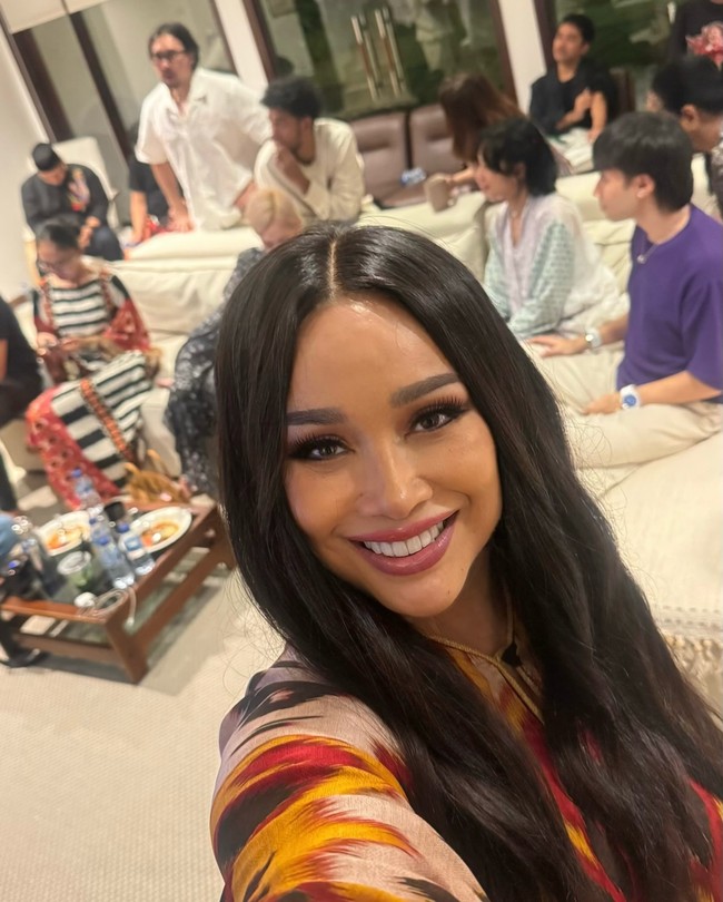 Dalam bukber para penyanyi kali ini, baik yang beragama Islam maupun tidak terlihat saling berbagai, mengobrol, dan menikmati acara. Foto: Instagram