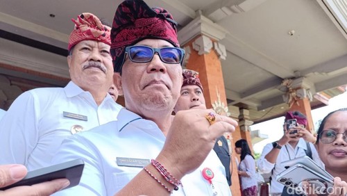 Bupati Tabanan I Komang Gede Sanjaya saat diwawancarai seusai Rapat Paripurna di DPRD Tabanan, Kamis (13/3/2025).
