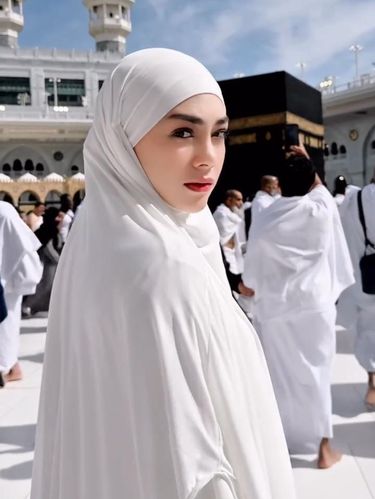 Momen Celine Evangelista menjalani ibadah umrah.
