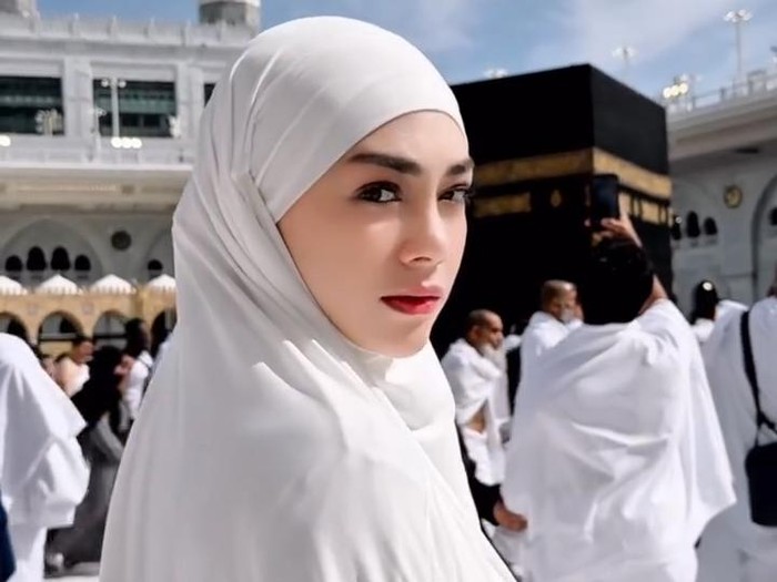 Momen Celine Evangelista menjalani ibadah umrah.