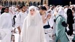 Potret Haru Celine Evangelista Jalani Umrah