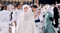 Sejak ramai dibicarakan mendalami agama Islam, Celine Evangelista juga disebut sering mengenakan pakaian tertutup. Tapi dia enggan mengomentari lebih banyak soal perubahan penampilannya.