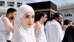 Potret Haru Celine Evangelista Jalani Umrah