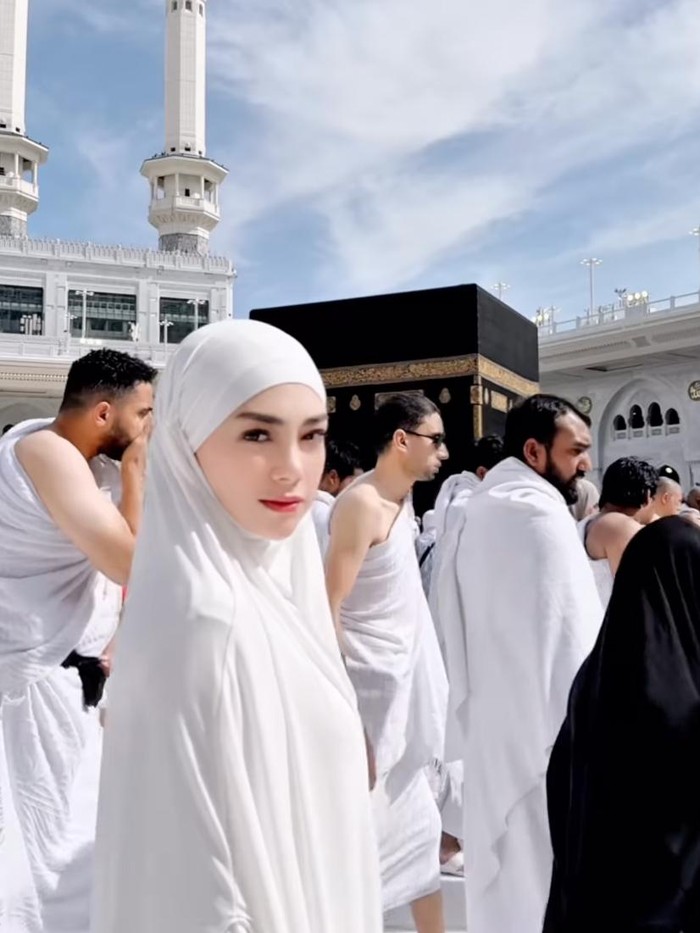 celine evangelista umrah